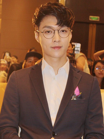 四眼妹逆袭！眼镜本季你得选细边框才够精致